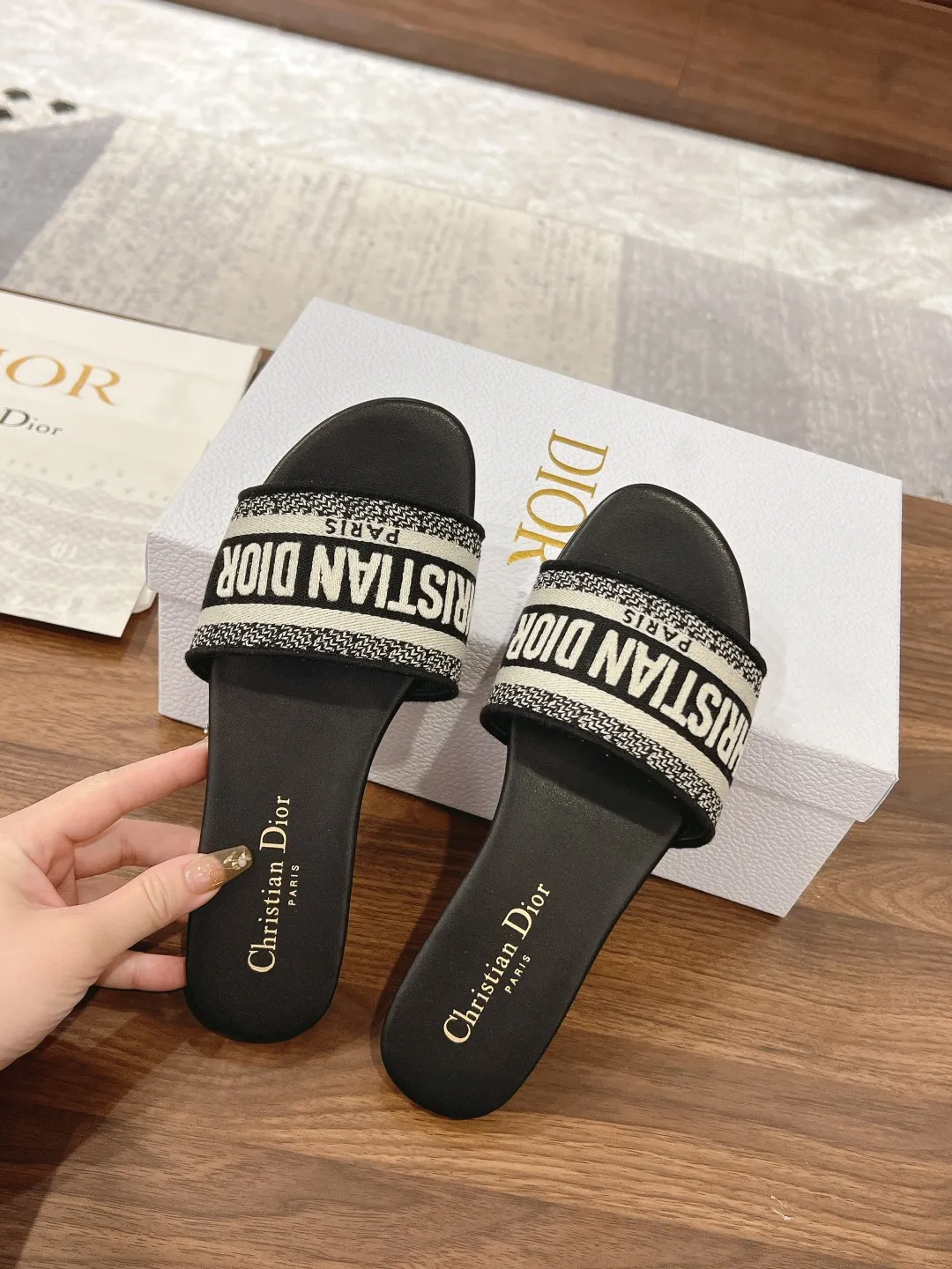 👟👟Ex-factory price 420👟👟 Dior • Dior 2024 DWAY spring and summer new one-word embroidered slippers •Top purchasing version CD letter logo three-dimensional embroidered cylindrical heel sandals Square toe thick heel jelly color open-toe slippers Upper: Original consistent high-temperature water-soluble cotton electro-embroidered technical silk fabric Lining: Water-dyed sheepskin lining Outsole: Italian genuine leather outsole Heel height: 1.5CM/4.5CM Code number: 34-43 (34.40.41.42.43 is customized and cannot be returned or exchanged)
